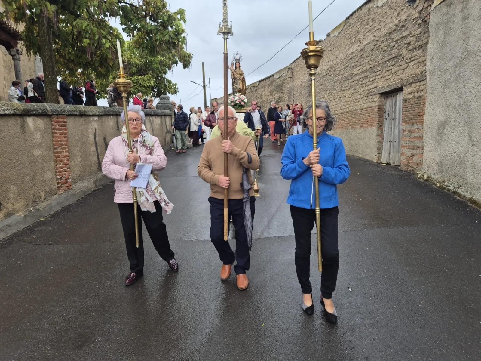 Foto 4 - La lluvia no puede con la devoci&oacute;n a la Virgen del Rosario en Mancera de Abajo, haciendo masiva la despedida de sus fiestas chicas