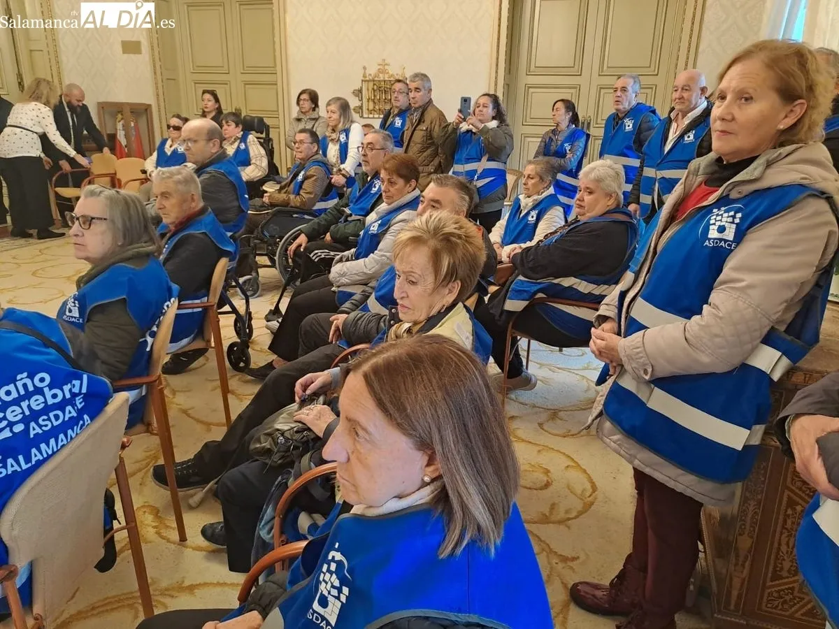 La concejala de Salud Pública, Vega Villar, recibía en el Ayuntamiento a la Asociación Salmantina de Daño Cerebral Adquirido (ASDACE). Foto de Víctor Jiménez