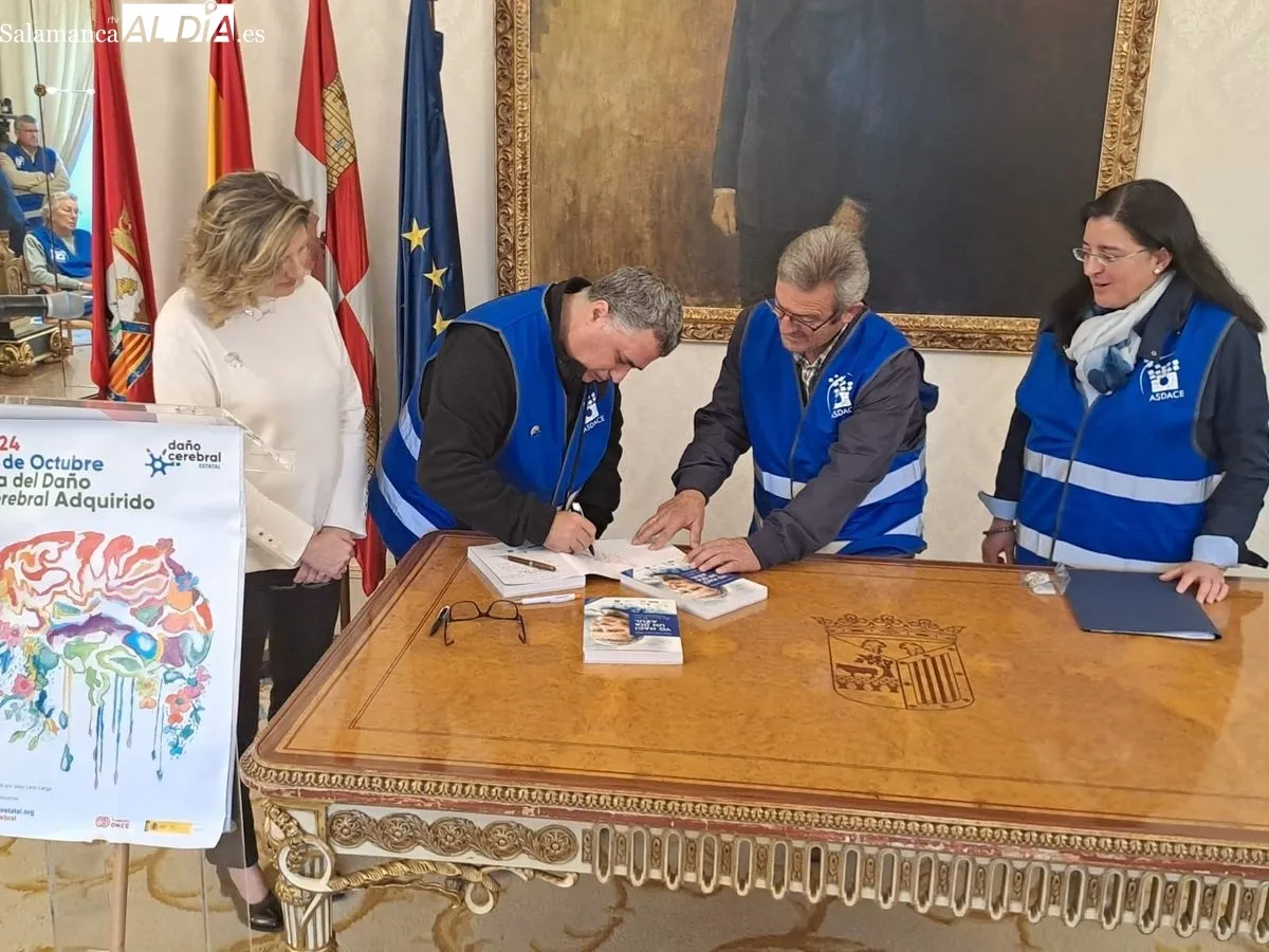 La concejala de Salud Pública, Vega Villar, recibía en el Ayuntamiento a la Asociación Salmantina de Daño Cerebral Adquirido (ASDACE). Foto de Víctor Jiménez