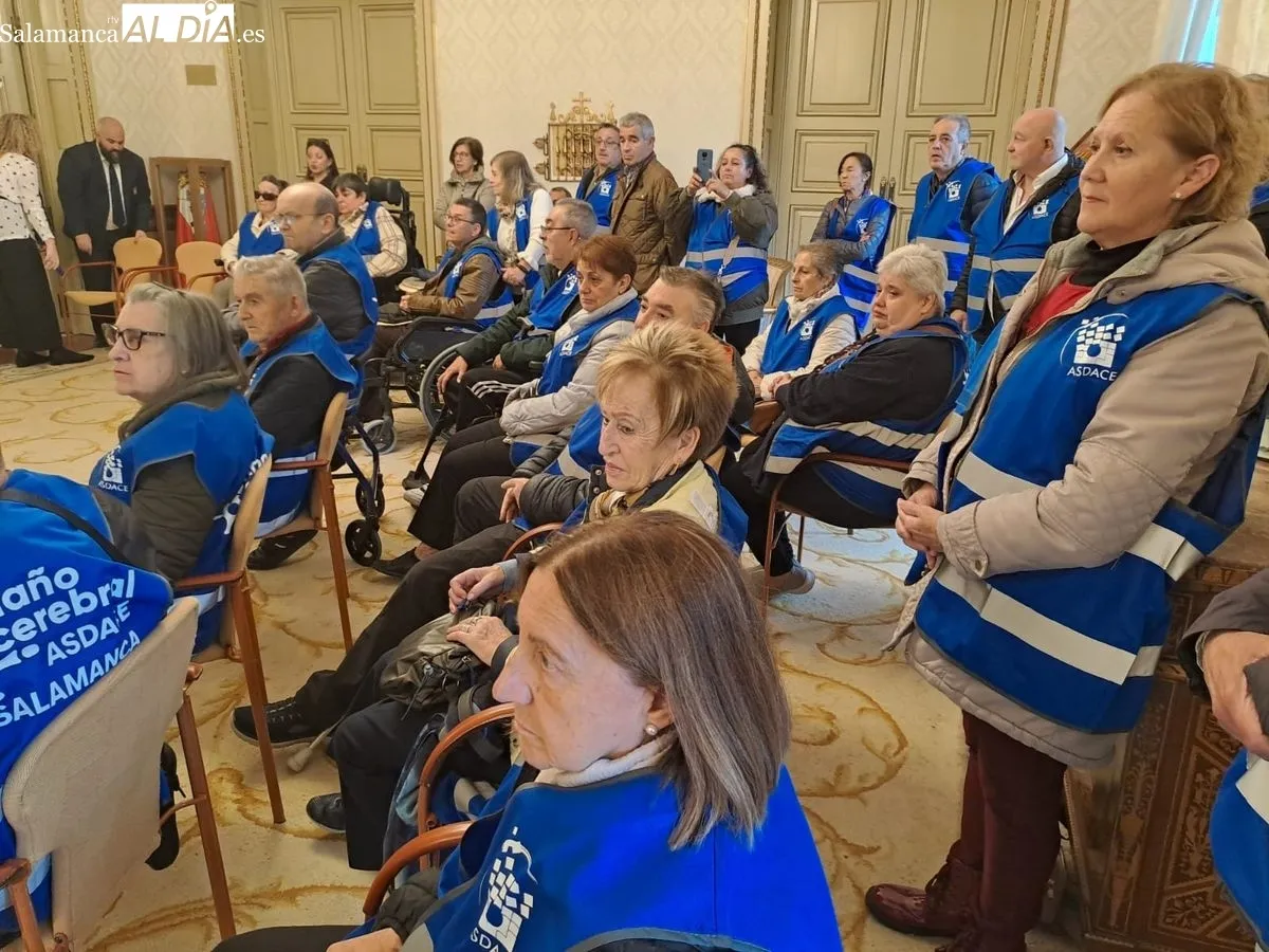 La concejala de Salud Pública, Vega Villar, recibía en el Ayuntamiento a la Asociación Salmantina de Daño Cerebral Adquirido (ASDACE). Foto de Víctor Jiménez