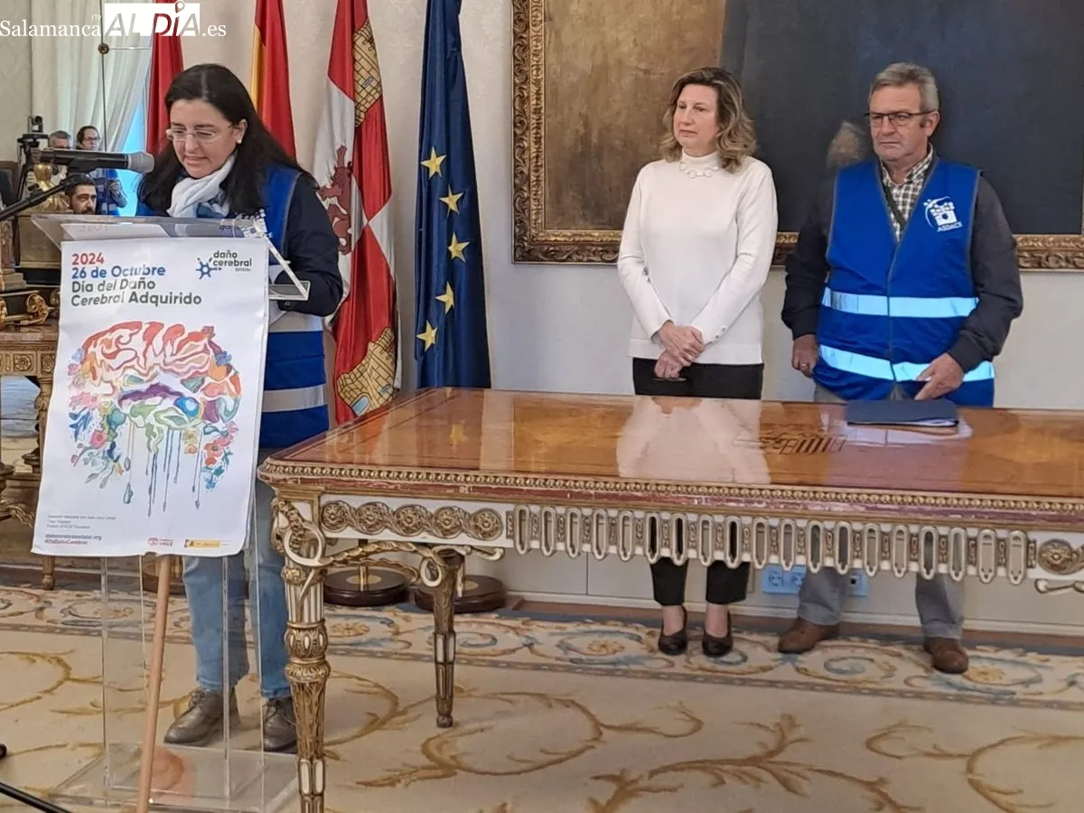 La concejala de Salud Pública, Vega Villar, recibía en el Ayuntamiento a la Asociación Salmantina de Daño Cerebral Adquirido (ASDACE). Foto de Víctor Jiménez