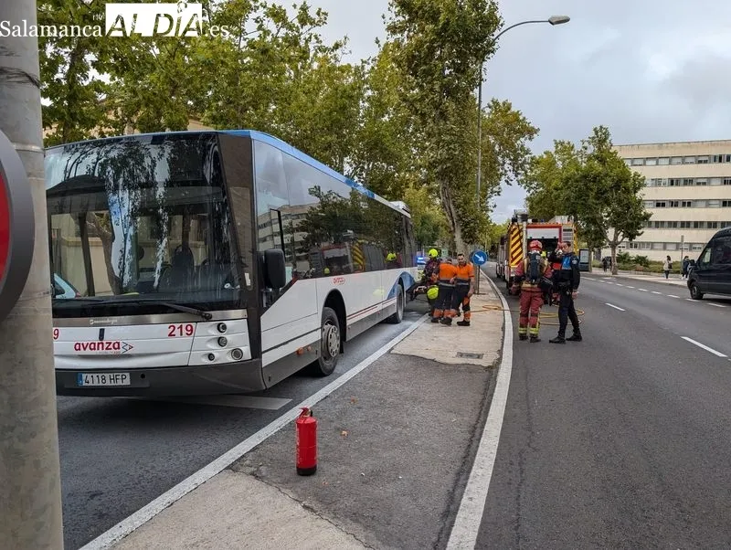 Intervención de los Bomberos en el paseo de San Vicente por el incendio de un autobús. Foto de David Sañudo