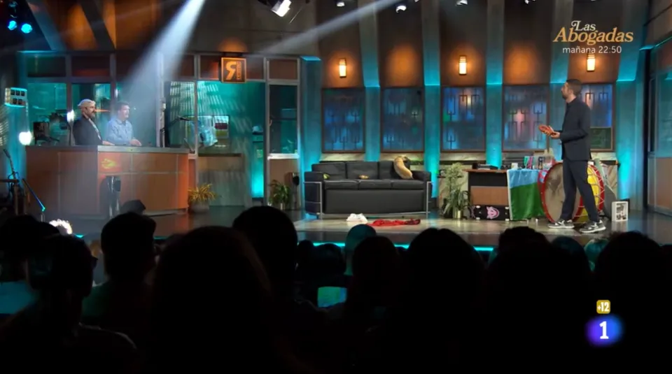 Foto 4 - Un farinato &lsquo;vuela&rsquo; y acaba en la cabeza de Grison en la 1&ordf; emisi&oacute;n en pleno prime time de &lsquo;La Revuelta&rsquo;
