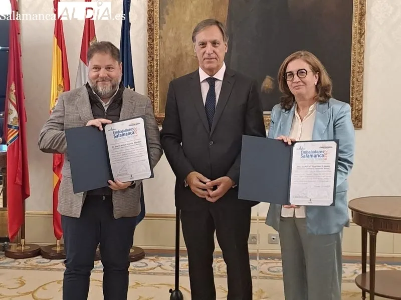 El alcalde de Salamanca, Carlos García Carbayo, preside el acto de distinción a los Embajadores Salamanca Convention Bureau. Fotos: Víctor Jiménez 