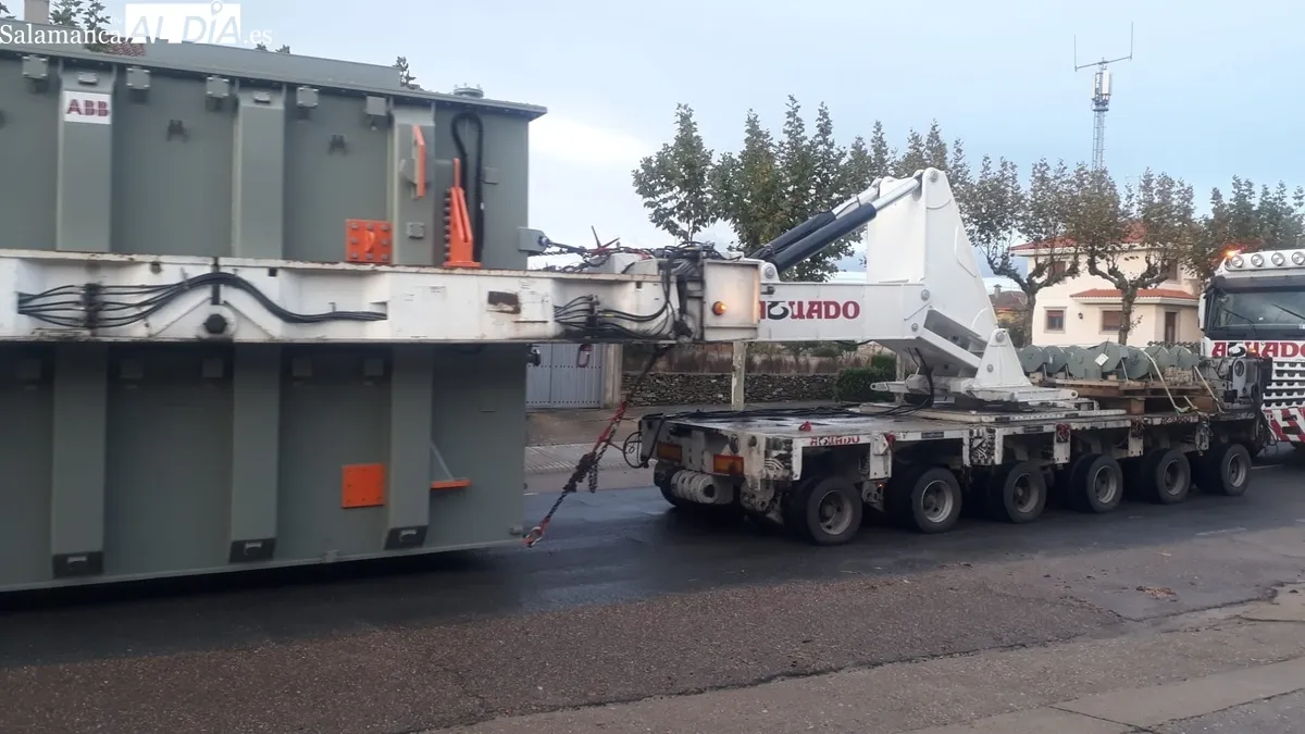 Convoy de 50 metros de largo a su paso por Lumbrales 
