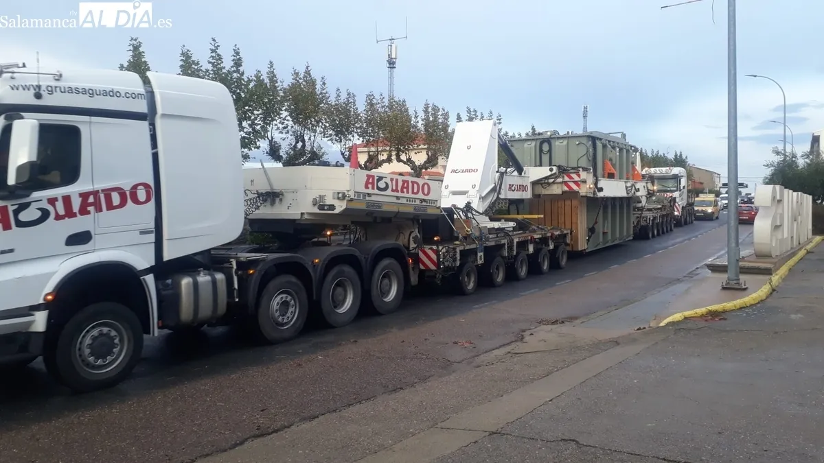 Convoy de 50 metros de largo a su paso por Lumbrales 