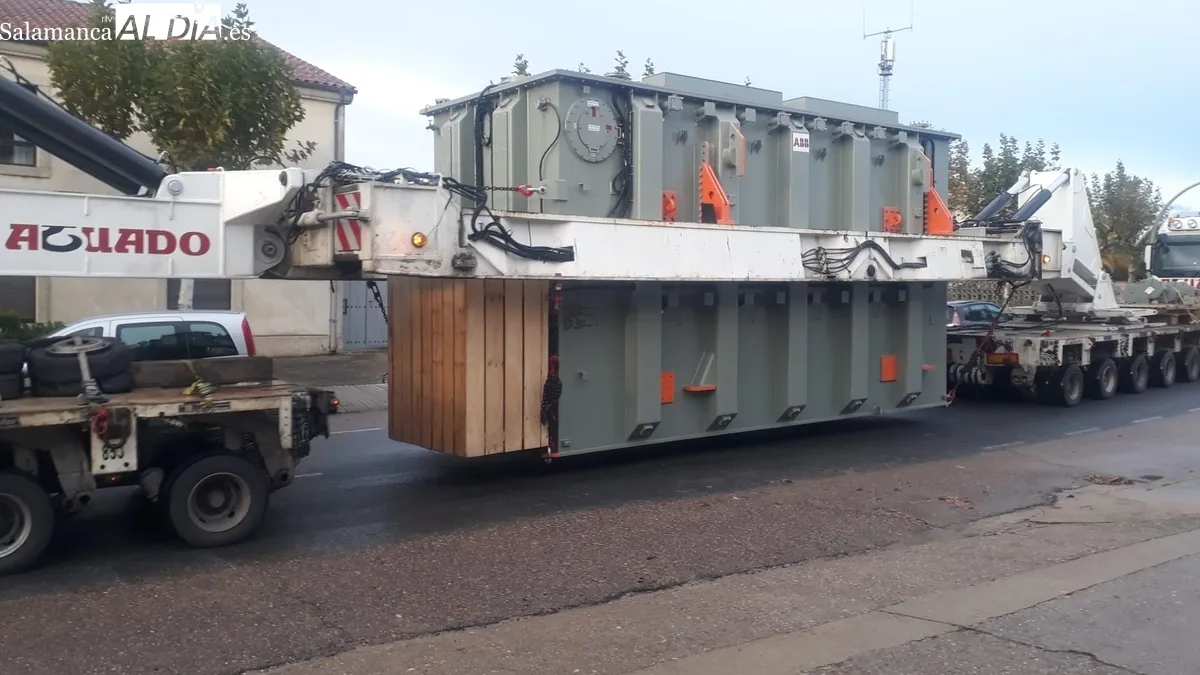 Convoy de 50 metros de largo a su paso por Lumbrales 