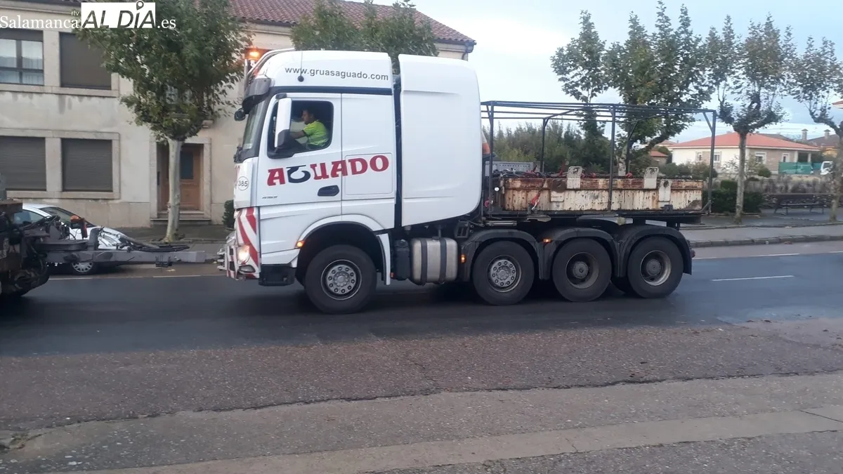 Convoy de 50 metros de largo a su paso por Lumbrales 