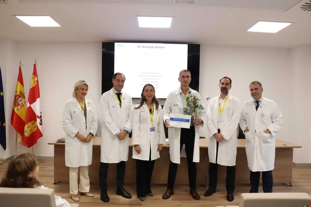 Entrega del  premio del II Reconocimiento Profesional del CAUSA a Domingo Bustos