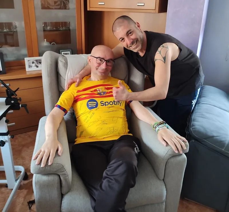 Rafael, con su cuidador, Miguel