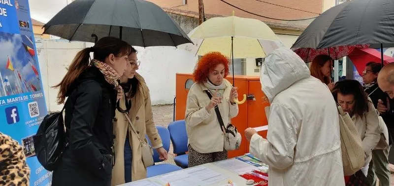 Mesa informativa de la Escuela Oficial de Idiomas en la avenida de Madrid de Santa Marta