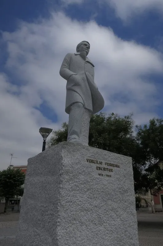 Estatua de Vergílio Ferreira en su pueblo natal
