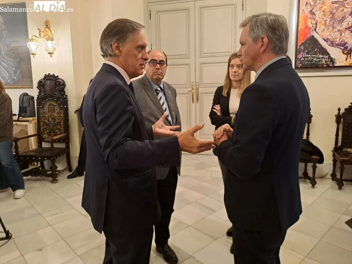 Encuentro en el Ayuntamiento del alcalde de Salamanca, Carlos García Carbayo, y el presidente de Mercasa, José Miñones. Foto de Víctor Jiménez