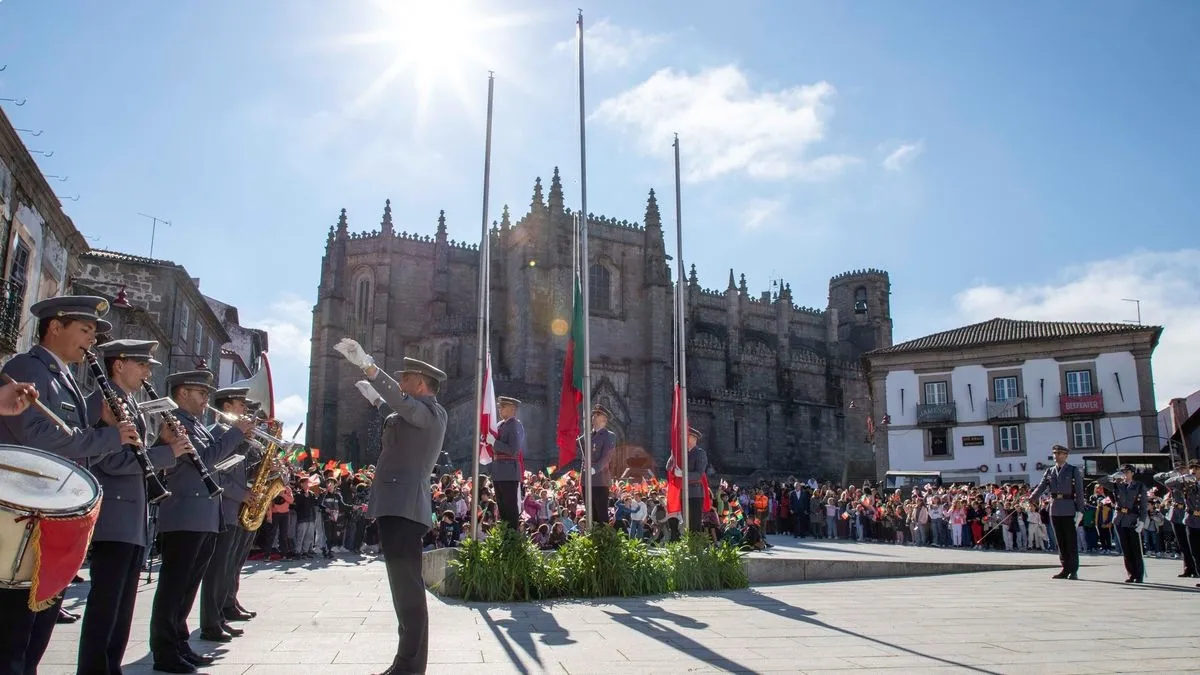 Ceremonia de inauguración en la Praça Luís de Camões, Guarda