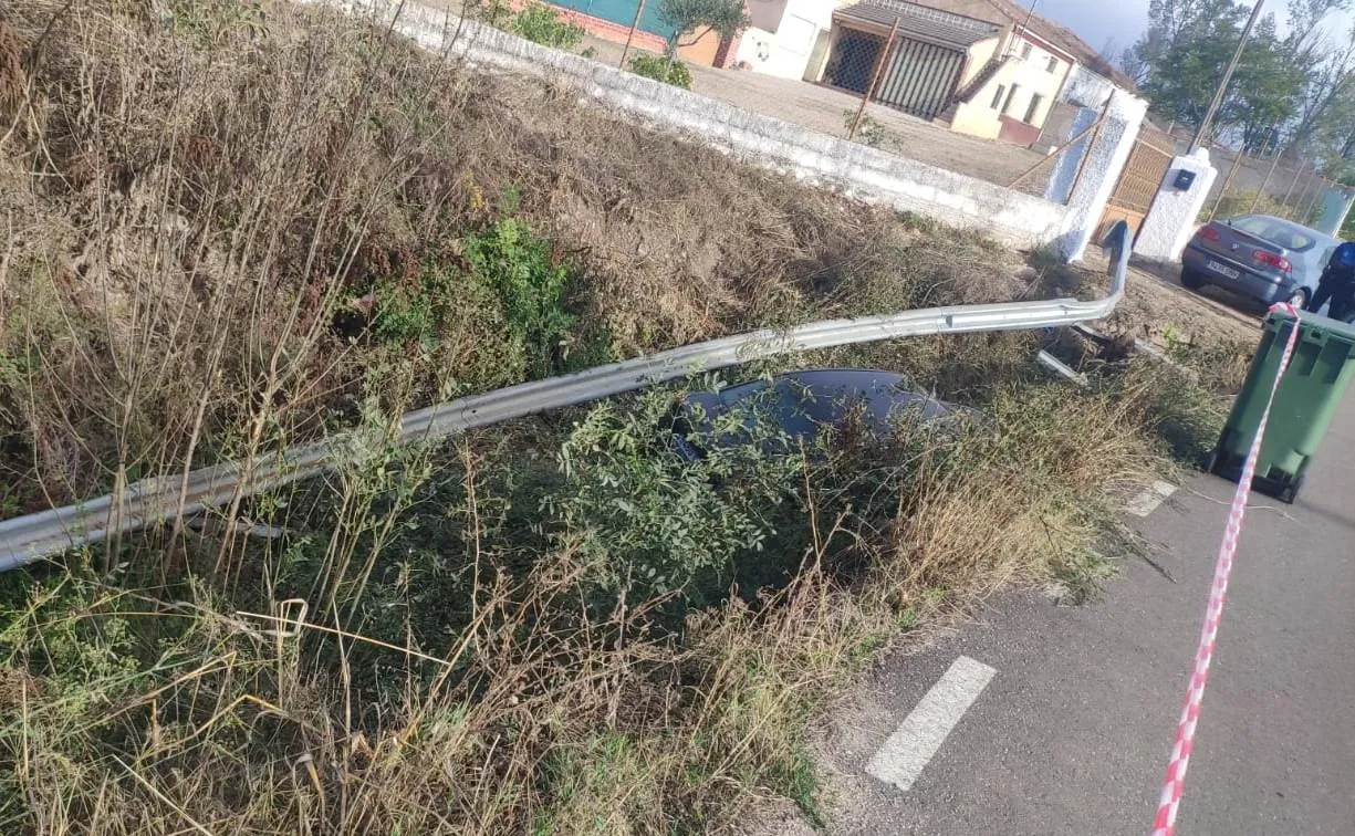 Foto 4 - Un veh&iacute;culo cae al antiguo regato de Torbellique tras salirse de la carretera vieja de Ivanrey