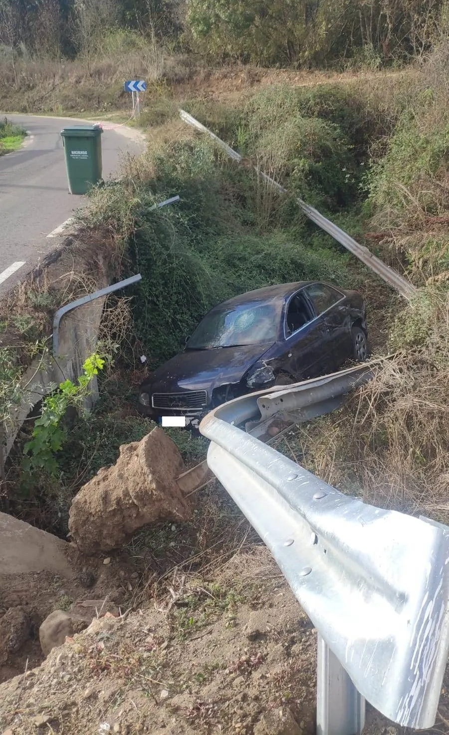 Foto 3 - Un veh&iacute;culo cae al antiguo regato de Torbellique tras salirse de la carretera vieja de Ivanrey