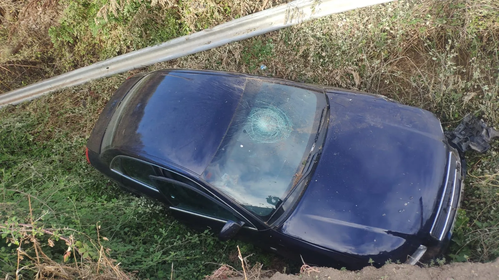 Foto 2 - Un veh&iacute;culo cae al antiguo regato de Torbellique tras salirse de la carretera vieja de Ivanrey