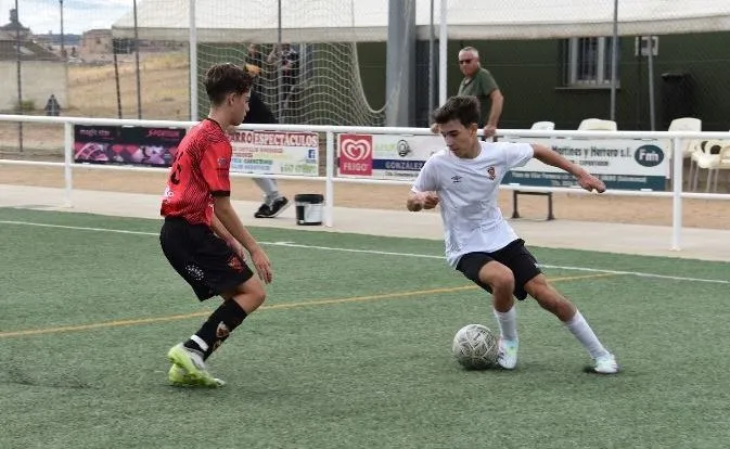 Foto 2 - El Juvenil y el Cadete del Ciudad Rodrigo estrenan sus casilleros de victorias	