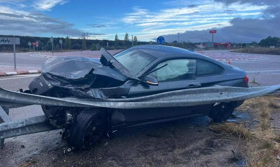 Foto 5 - Un BMW portugu&eacute;s choca de forma aparatosa contra el guardarra&iacute;l en la rotonda de Gallegos