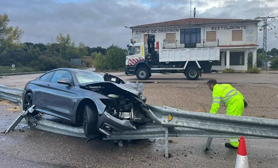 Foto 4 - Un BMW portugu&eacute;s choca de forma aparatosa contra el guardarra&iacute;l en la rotonda de Gallegos