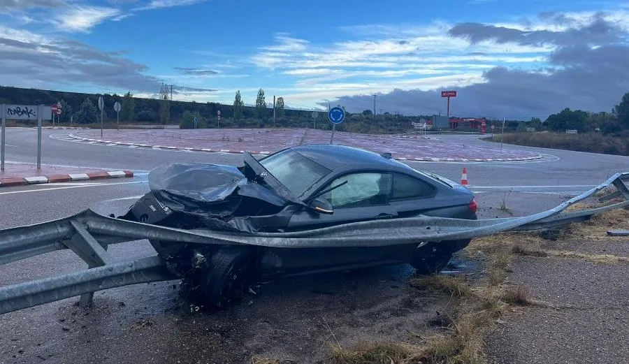 Foto 3 - Un BMW portugu&eacute;s choca de forma aparatosa contra el guardarra&iacute;l en la rotonda de Gallegos