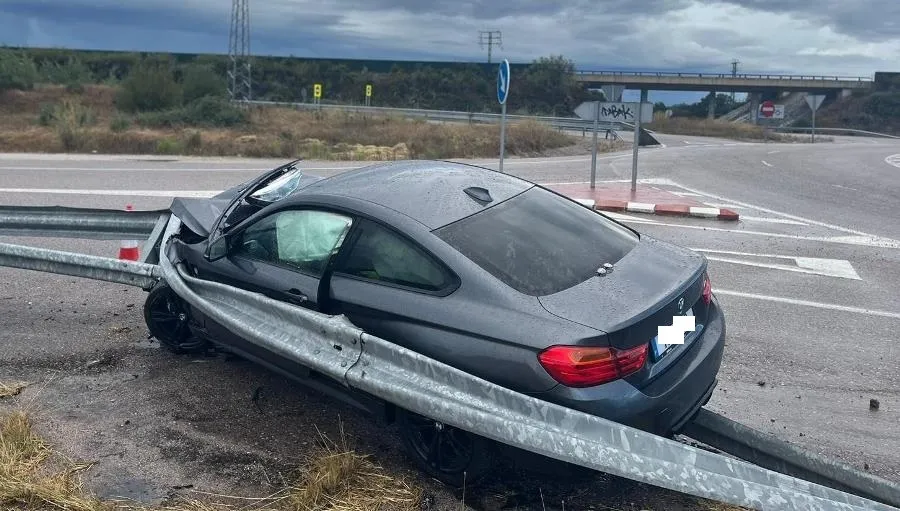 Foto 2 - Un BMW portugu&eacute;s choca de forma aparatosa contra el guardarra&iacute;l en la rotonda de Gallegos