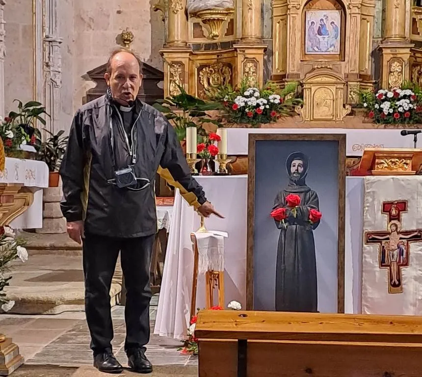 Foto 3 - Unas 75 personas peregrinan al Zarzoso para ganar el Jubileo de las Llagas de San Francisco