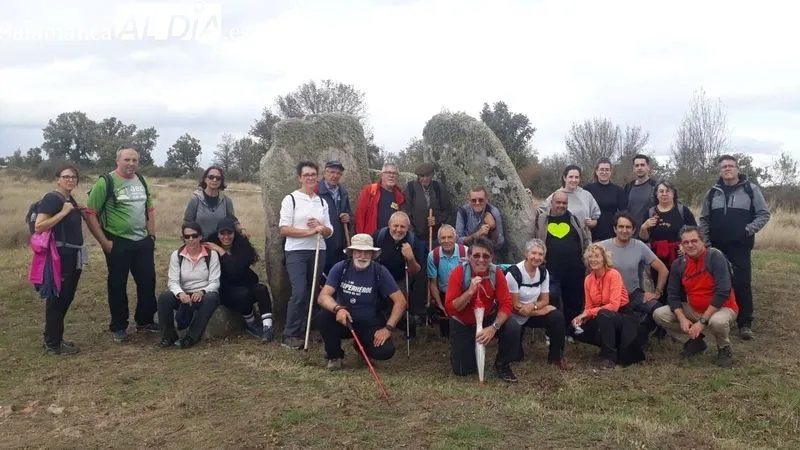 Los senderistas pasaron por el puente de la vía, contemplaron la aguada y el dolmen de La Navalito