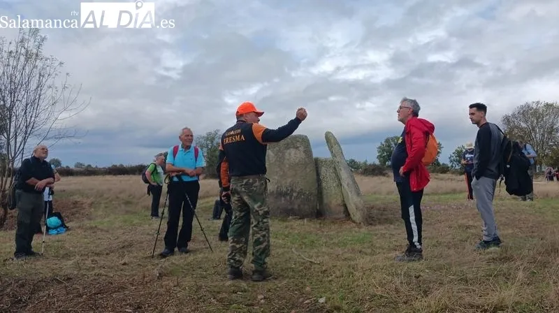 Los senderistas pasaron por el puente de la vía, contemplaron la aguada y el dolmen de La Navalito