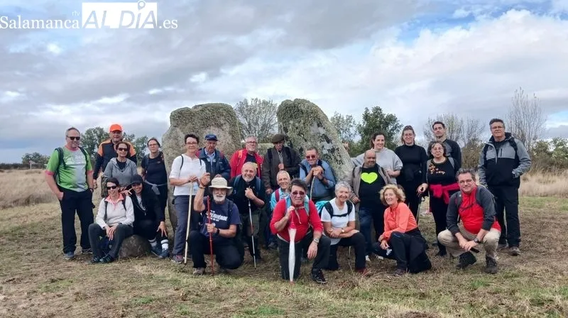 Los senderistas pasaron por el puente de la vía, contemplaron la aguada y el dolmen de La Navalito