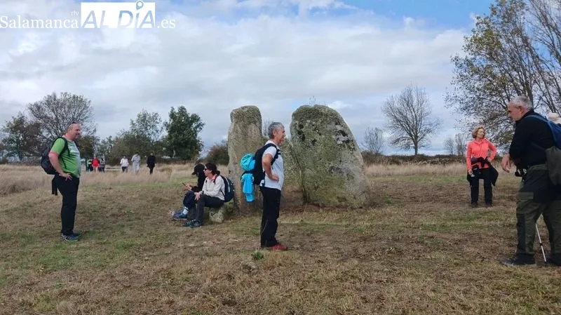 Los senderistas pasaron por el puente de la vía, contemplaron la aguada y el dolmen de La Navalito
