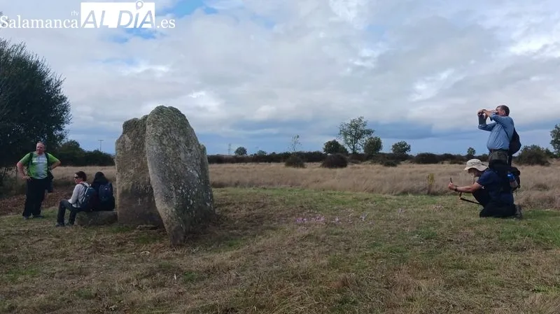 Los senderistas pasaron por el puente de la vía, contemplaron la aguada y el dolmen de La Navalito