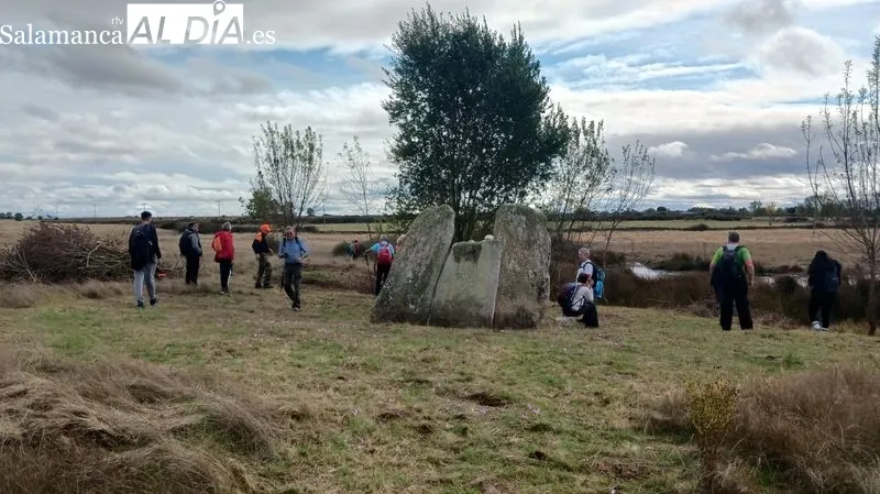 Los senderistas pasaron por el puente de la vía, contemplaron la aguada y el dolmen de La Navalito