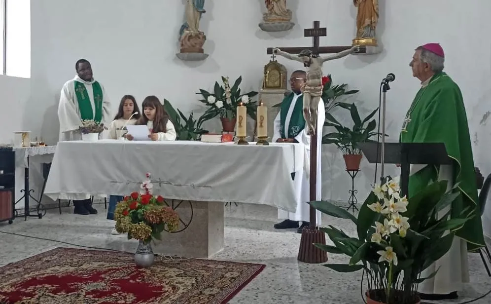 Foto 3 - El Obispo visita a los feligreses de Casillas de Flores