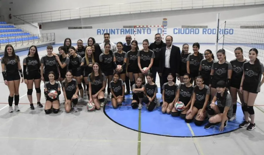 Foto 3 - La Escuela Municipal de Voleibol contar&aacute; con 3 equipos en los Juegos Escolares 2024/2025