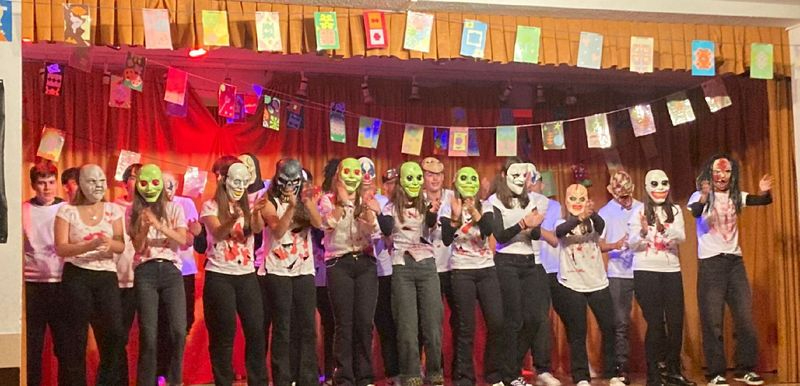 Los alumnos de Secundaria del colegio San Juan Bosco celebran el English Day