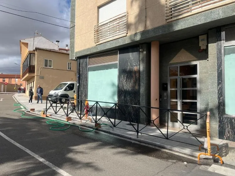 Instalación de la valla de seguridad en la acera de la plaza La Cilla de Carbajosa de la Sagrada