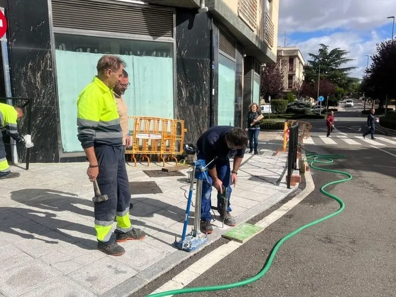 Instalación de la valla de seguridad en la acera de la plaza La Cilla de Carbajosa de la Sagrada