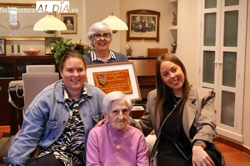 Foto 5 - Manuela Vicente, homenajeada como la persona de mayor edad del municipio
