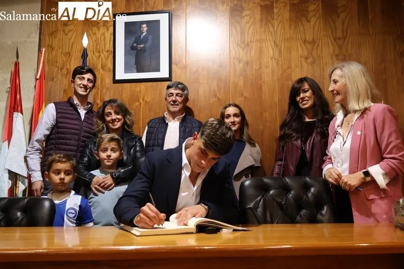 Foto 9 - Adri&aacute;n Hern&aacute;ndez 'Pica' emociona a Alba de Tormes con un preg&oacute;n lleno de recuerdos y orgullo local
