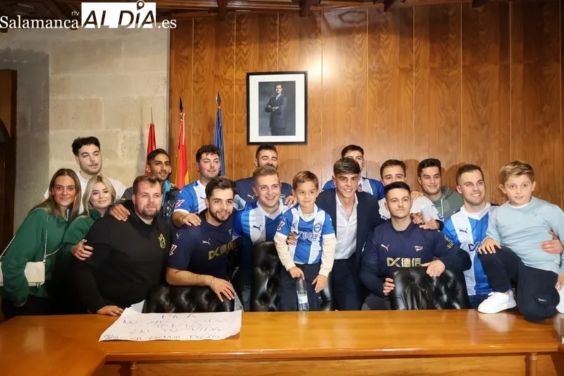Foto 5 - Adri&aacute;n Hern&aacute;ndez 'Pica' emociona a Alba de Tormes con un preg&oacute;n lleno de recuerdos y orgullo local