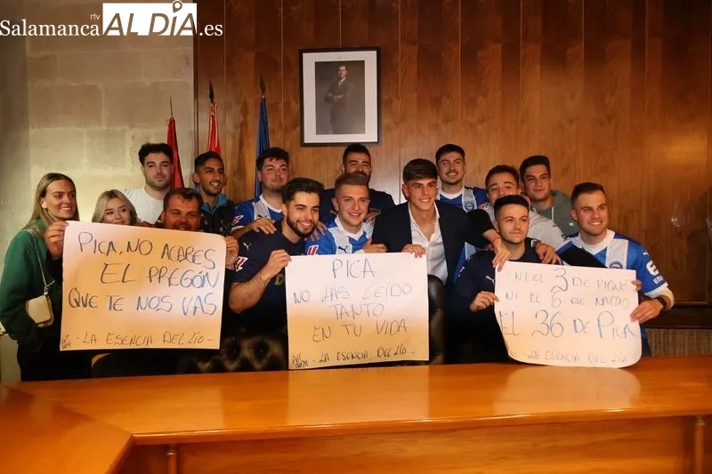 Foto 4 - Adri&aacute;n Hern&aacute;ndez 'Pica' emociona a Alba de Tormes con un preg&oacute;n lleno de recuerdos y orgullo local