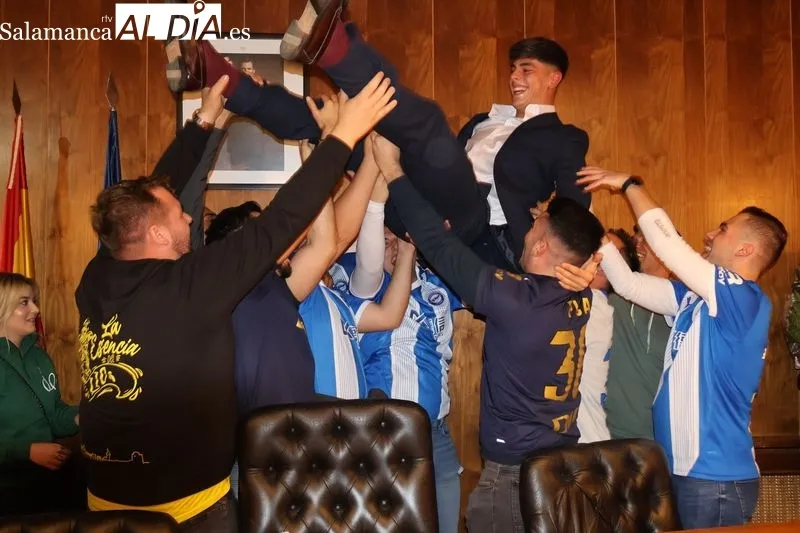 Foto 3 - Adri&aacute;n Hern&aacute;ndez 'Pica' emociona a Alba de Tormes con un preg&oacute;n lleno de recuerdos y orgullo local