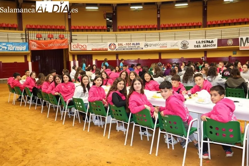 Foto 9 - Las pe&ntilde;as se juntan para comer