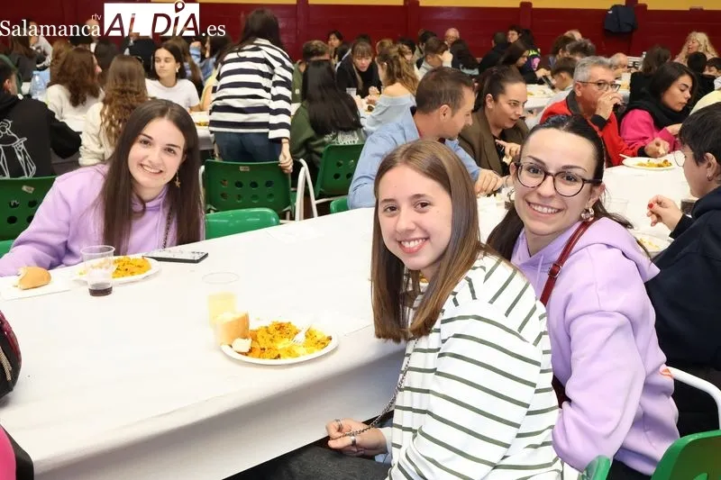 Foto 8 - Las pe&ntilde;as se juntan para comer