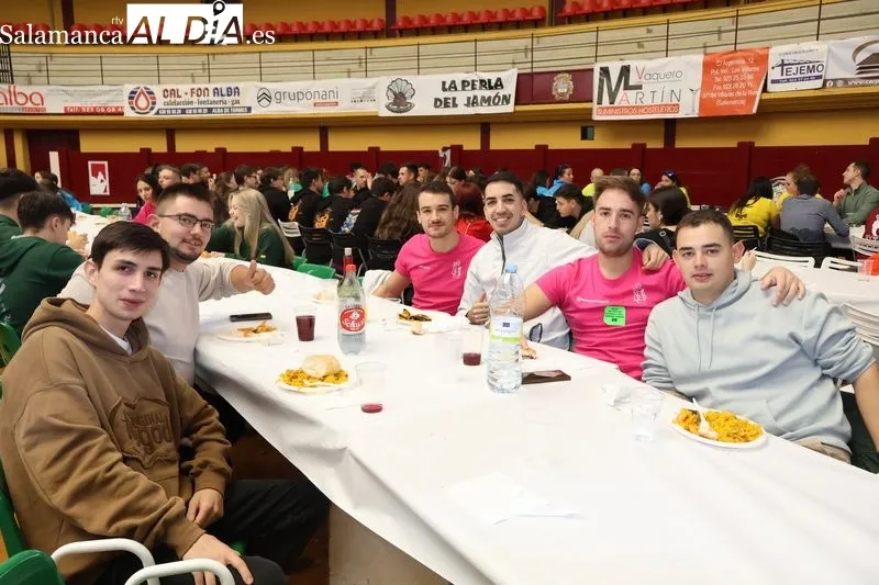 Foto 5 - Las pe&ntilde;as se juntan para comer