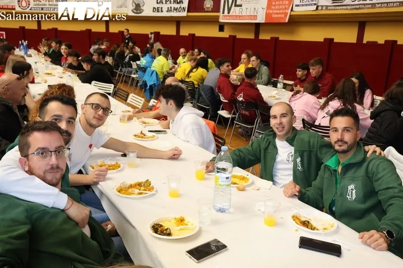 Foto 7 - Las pe&ntilde;as se juntan para comer