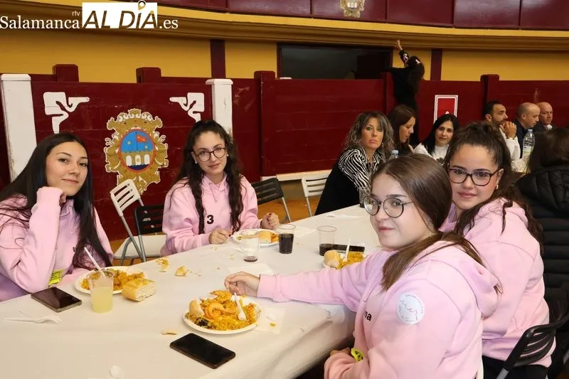 Foto 4 - Las pe&ntilde;as se juntan para comer