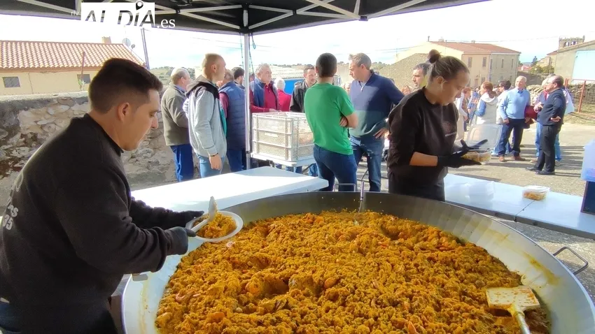 En Guadramiro se preparan con una paella para afrontar una larga noche y un domingo de lo más intenso / CORRAL 