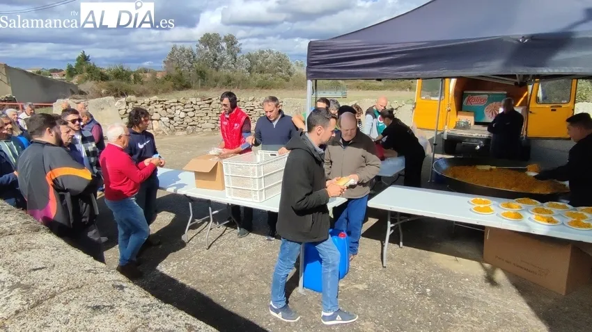 En Guadramiro se preparan con una paella para afrontar una larga noche y un domingo de lo más intenso / CORRAL 